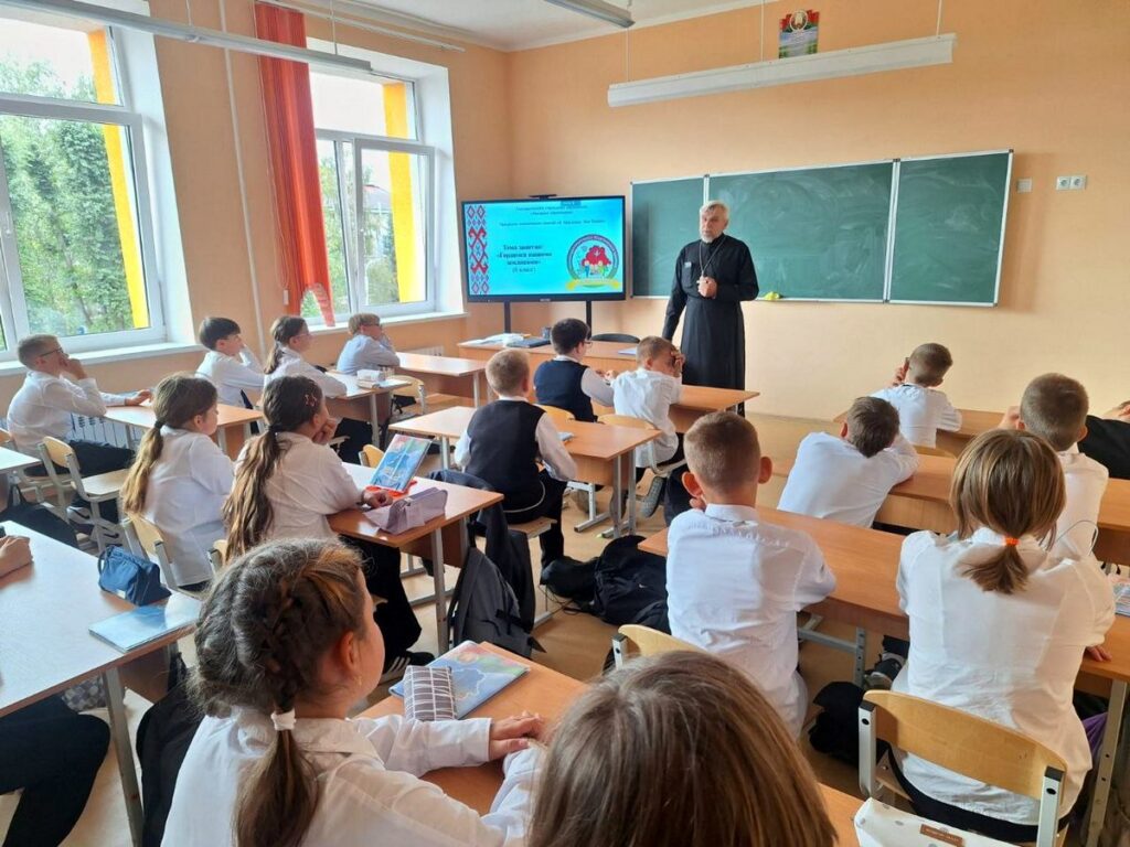 Иерей Сергий Федосеев побеседовал с гимназистами о свв. блгвв. кнн. Петре и Февронии Муромских
