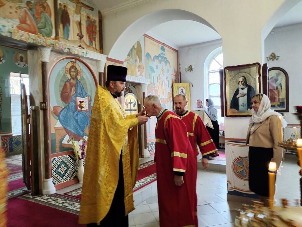 В храме Воздвижения Креста Господня г. п. Лиозно совершили молебен о семейном благополучии