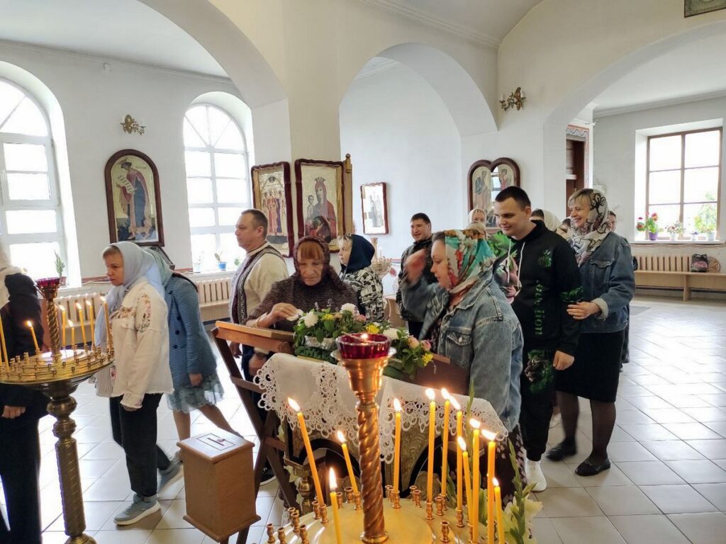 В храме Воздвижения Креста Господня г. п. Лиозно совершили молебен о семейном благополучии