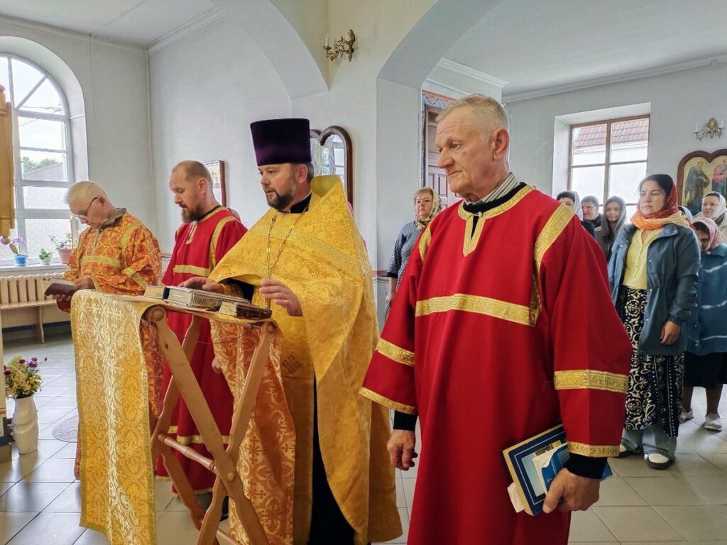 В храме Воздвижения Креста Господня г. п. Лиозно совершили молебен о семейном благополучии