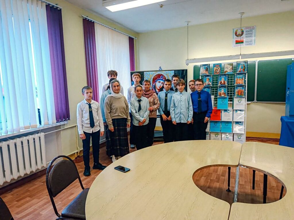 Лариса Макаревская провела для старшеклассников презентацию фильма "Заступнице Небесная"