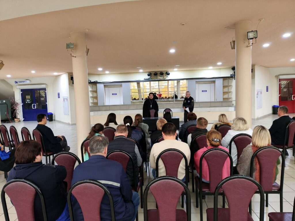 Иерей Владимир Ружинский-Ганзиенко побеседовал о семейных ценностях с трудовым коллективом Ледового Дворца Спорта