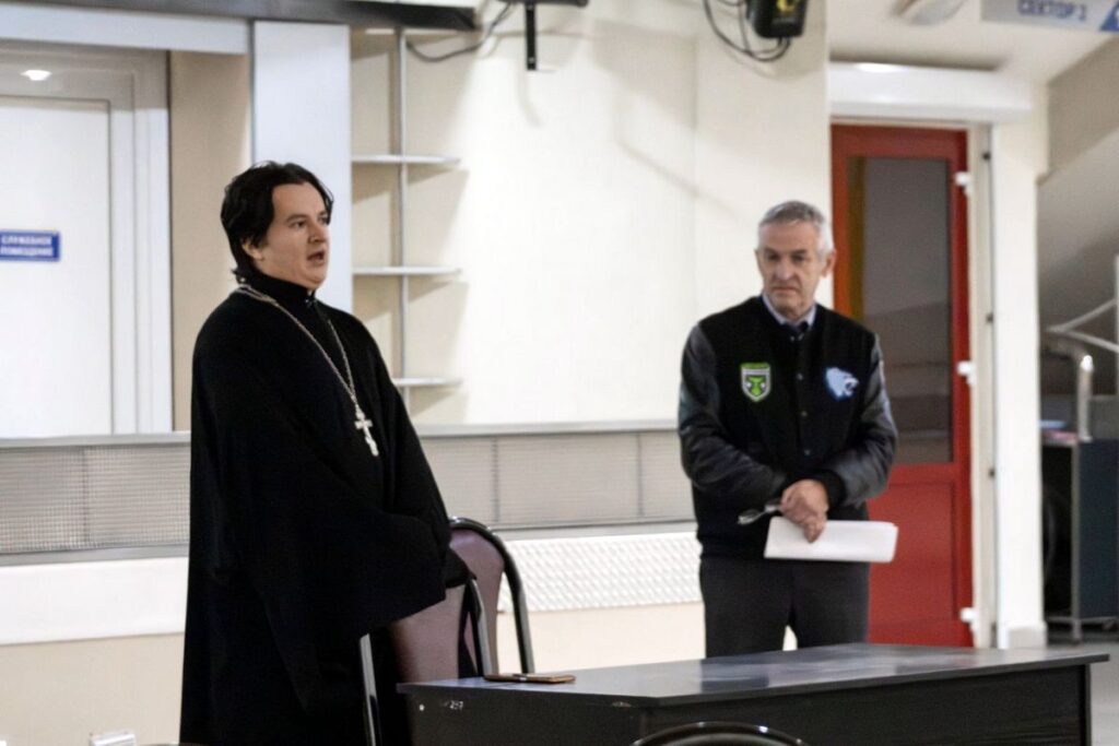 Иерей Владимир Ружинский-Ганзиенко побеседовал о семейных ценностях с трудовым коллективом Ледового Дворца Спорта