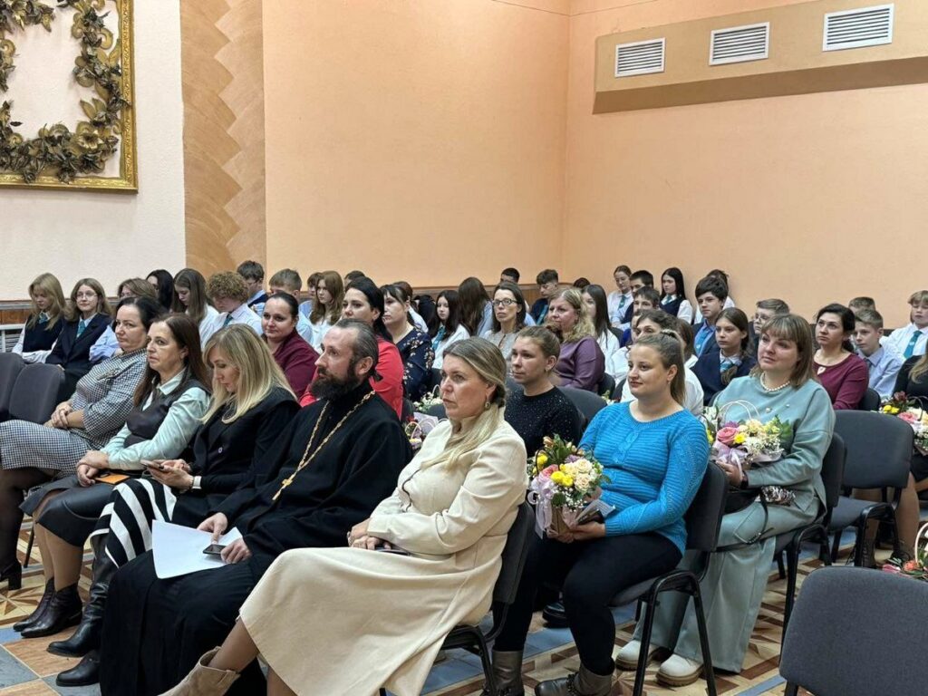 Иерей Сергий Помещиков принял участие в торжественном мероприятии, посвящённому Дню матери в средней школе № 5  Витебска