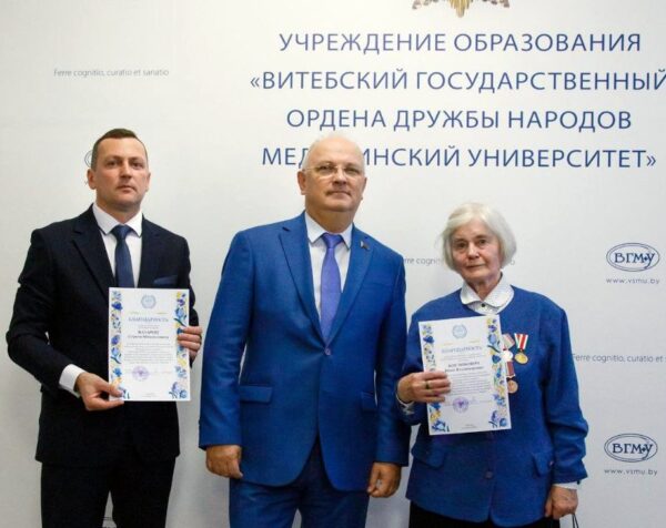 Ректор ВГМУ вручил благодарность Инне Костюкович за значительный клад в развитие образовательного проекта "Молодежь ВГМУ за семейные ценности!"