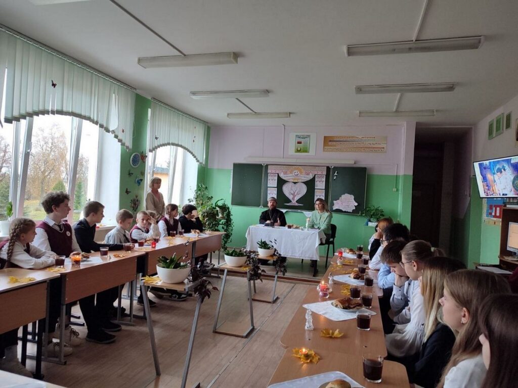 В Коптянской школе прошла встреча учащихся 7-9 классов с иереем Дионисием Андреевым