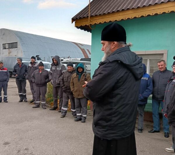 Протоиерей Владимир Догодька встретился с рабочими «ЖКХ Городок»