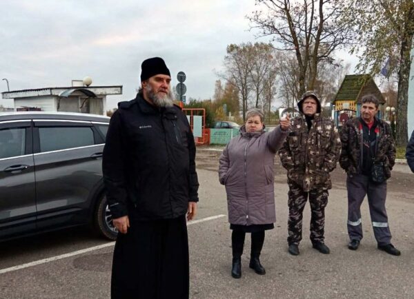 Протоиерей Владимир Догодька встретился с рабочими «ЖКХ Городок»