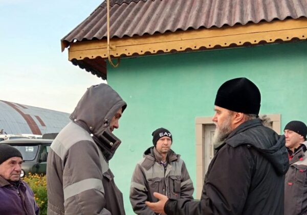 Протоиерей Владимир Догодька встретился с рабочими «ЖКХ Городок»