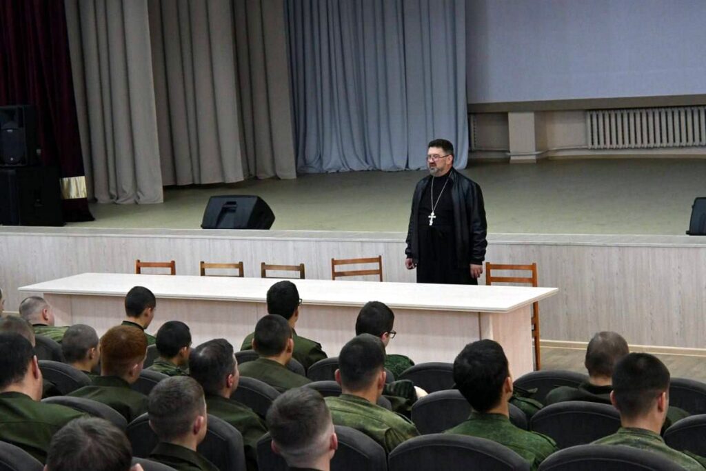Иерей Сергий Денищиц побеседовал с военнослужащими о семейных ценностях