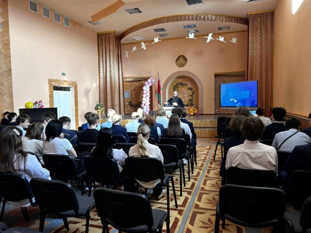 Иерей Сергий Помещиков провел со старшеклассниками "Урок нравственности"