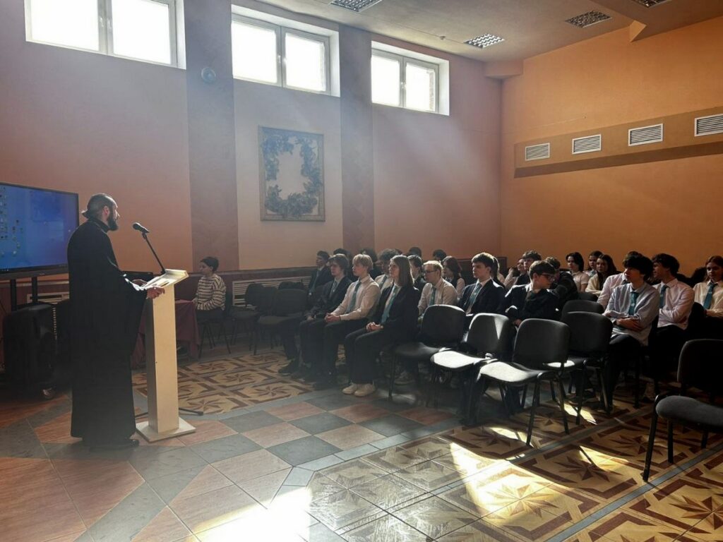 Иерей Сергий Помещиков провел со старшеклассниками "Урок нравственности"