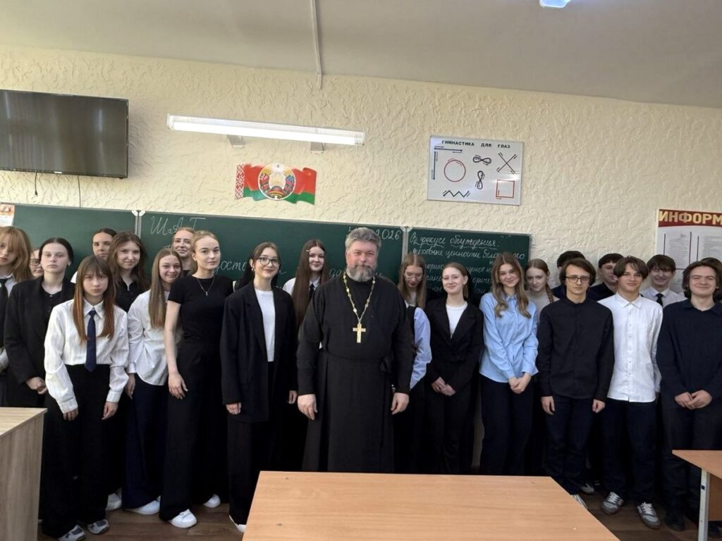 Иерей Димитрий Савушкин побеседовал с одиннадцатиклассниками о семье и вере