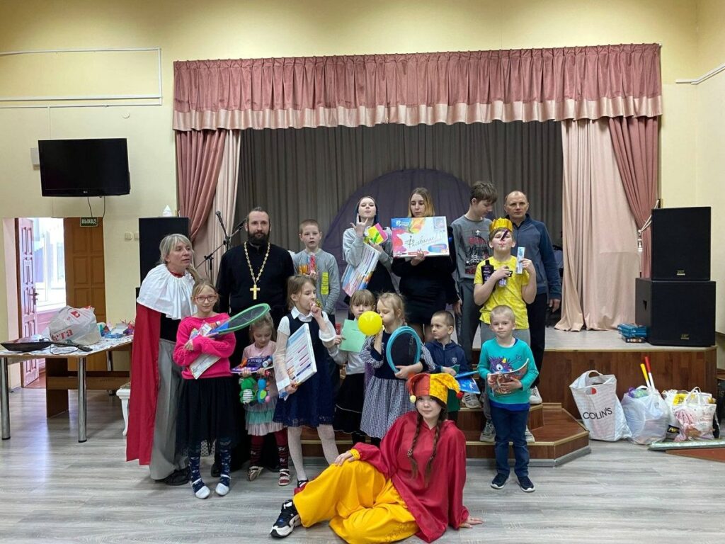 Иерей Сергий Помещиков и "Лучики добра" провели пасхальную благотворительную акцию в детском приюте в д. Большие Летцы