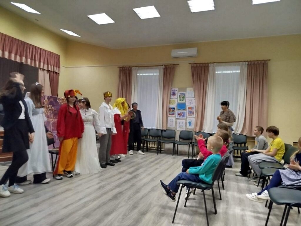 Иерей Сергий Помещиков и "Лучики добра" провели пасхальную благотворительную акцию в детском приюте в д. Большие Летцы