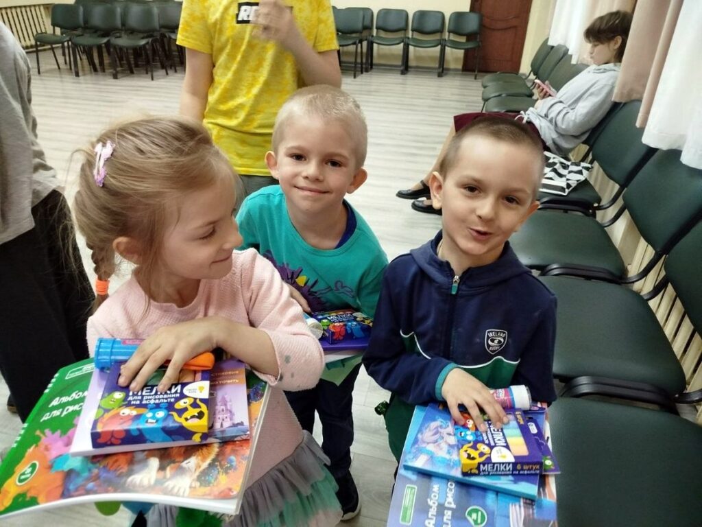 Иерей Сергий Помещиков и "Лучики добра" провели пасхальную благотворительную акцию в детском приюте в д. Большие Летцы