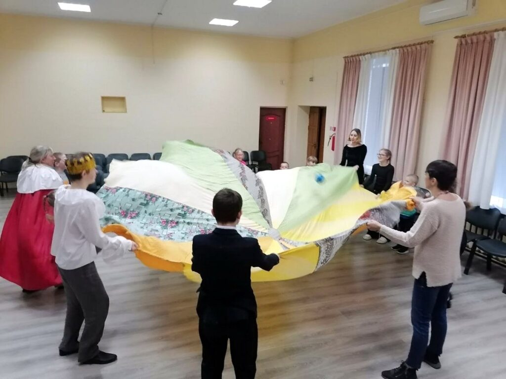 Иерей Сергий Помещиков и "Лучики добра" провели пасхальную благотворительную акцию в детском приюте в д. Большие Летцы