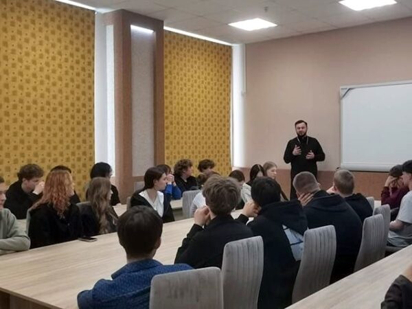Иерей Антоний Буян побеседовал со студентами о ценности жизни, семье и будущем 