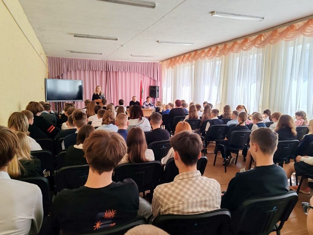 Протоиерей Николай Волочкович провел беседу со школьниками "Семья и пагубность сквернословия" 