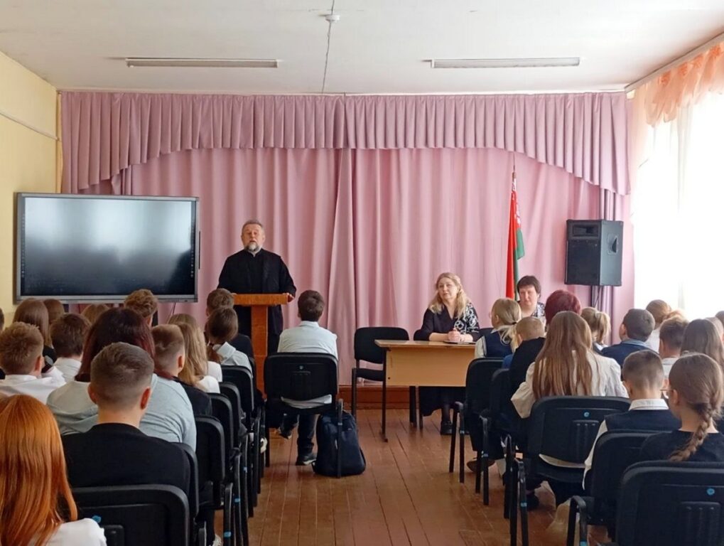 Протоиерей Николай Волочкович провел беседу со школьниками "Семья и пагубность сквернословия" 