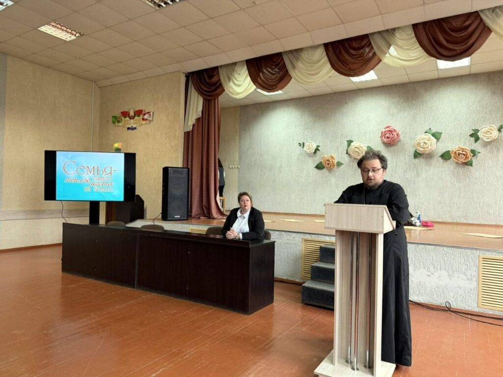Иерей Георгий Слезник принял участие в родительском собрании в средней школе № 2 Новолукомля