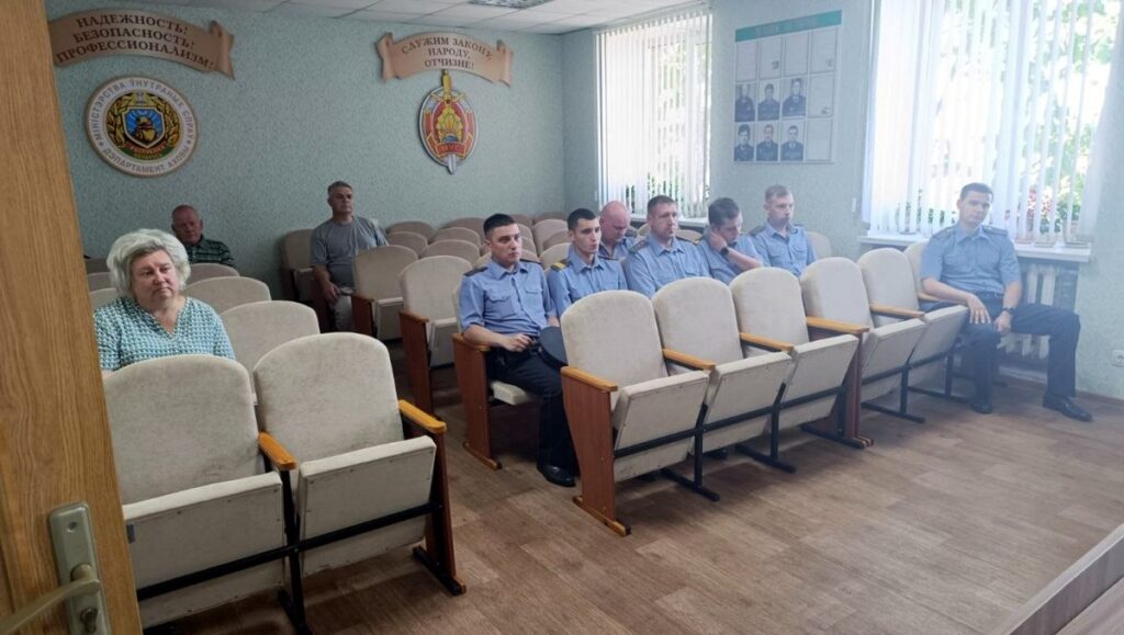Протоиерей Николай Волочкович побеседовал о семейных ценностях с сотрудниками Сенненского отделения департамента охраны